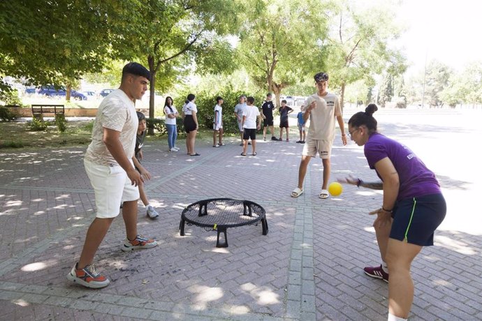 Jóvenes participan en el programa Abierto por Vacaciones en la zona Norte.