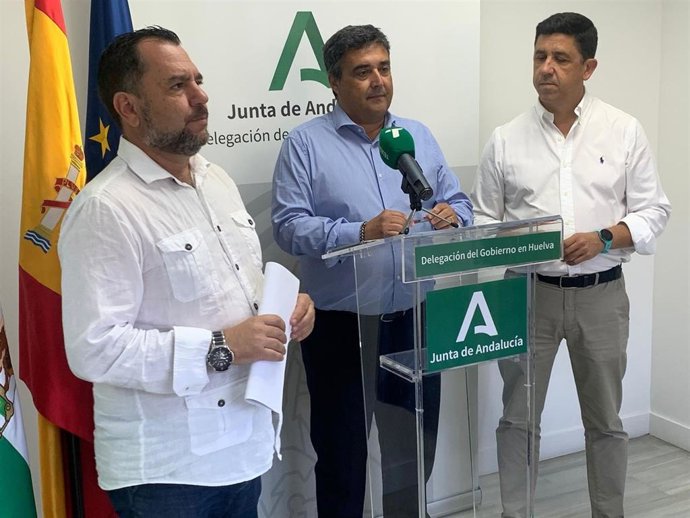 De izquierda a derecha:  el director provincial de AVRA, José Domingo Doblado; el delegado de la Junta en Huelva, José Manuel Correa; y el alcalde de Ayamonte, Alberto Fernández.