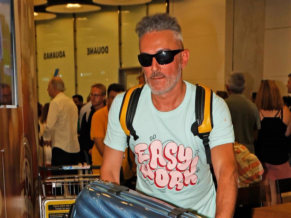 Kiko Hernández llega al aeropuerto