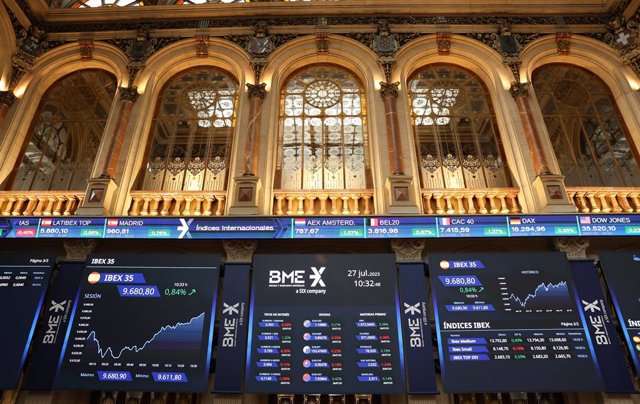 Un panel del Ibex 35 en el Palacio de la Bolsa, a 27 de julio de 2023, en Madrid (España). El Ibex 35 avanzaba un 0,8% en la media sesión, lo que le llevaba a situarse en los 9.680,1 enteros, pendiente de la reunión de hoy del Banco Central Europeo (BCE) 