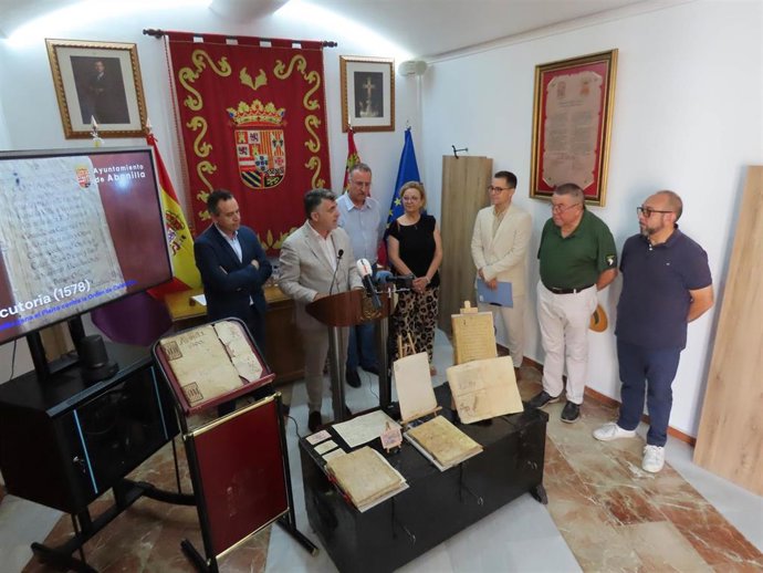 Acto celebrado en el Ayuntamiento de Abanilla para la entrega de tres documentos históricos que fueron recuperados en su día por la Guardia Civil.