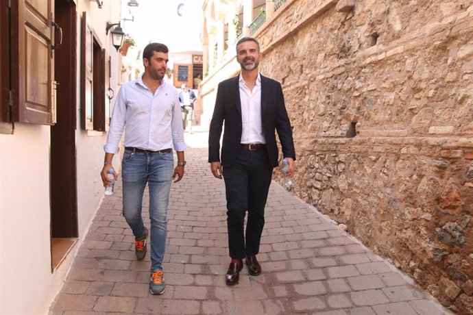 El consejero de Sostenibilidad, Medio Ambiente y Economía Azul, Ramón Fernández-Pacheco (d), junto a el  alcalde de Mojácar (Almería), Francisco García Cerdá (i) , durante la  visita institucional realizada al  Ayuntamiento de  Mojácar (Almería) . 