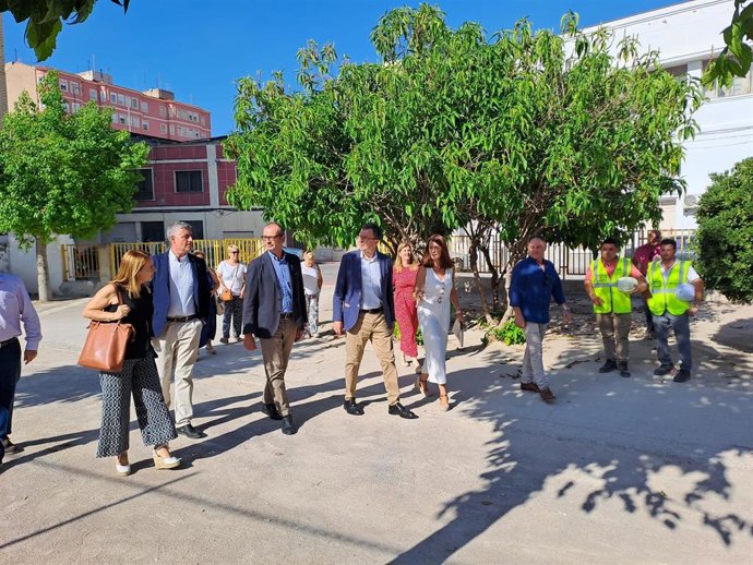 El consejero en funciones de Educación, Formación Profesional y Empleo, Víctor Marín, visita las obras del comedor en el CEIP Barriomar 74 (Murcia), junto con el alcalde de Murcia, José Ballesta