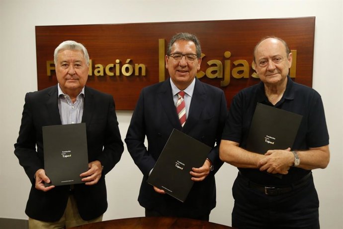 Pulido (centro), entre Pulido y Roca, tras la firma del acuerdo.