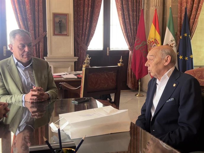 El alcalde de Sevilla, José Luis Sanz, a la izquierda, con el presidente del Ateneo, Emilio Boja Malavé.