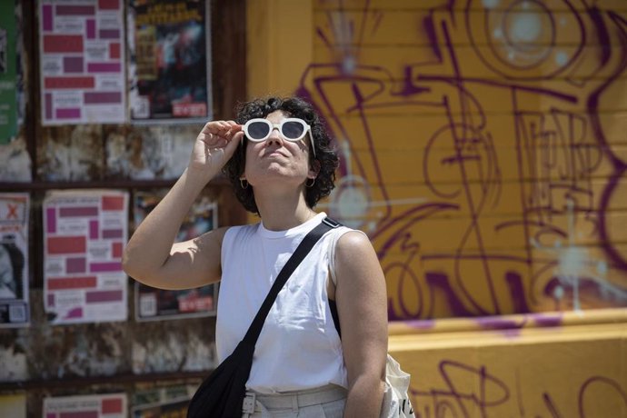 Archivo - Una mujer con gafas de sol, imagen de archivo. 