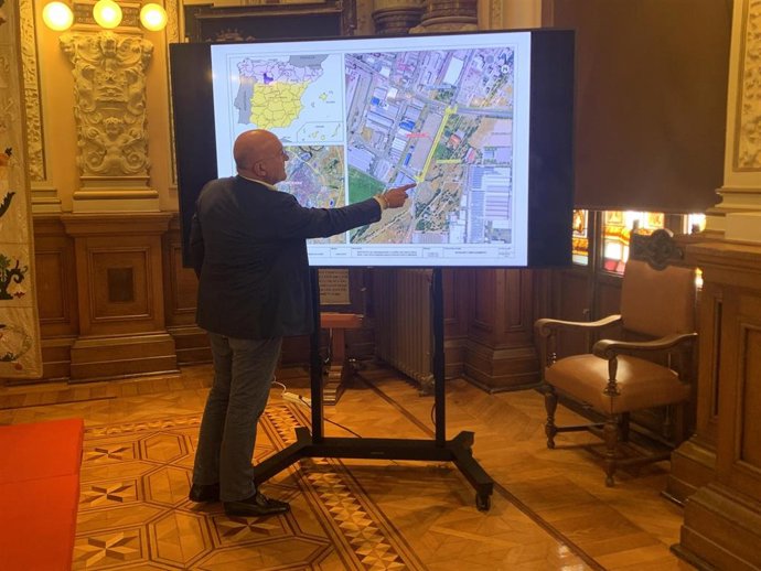 El alcalde de Valladolid, Jesús Julio Carnero, muestra el proyecto de obra de carril bici en Arca Real.