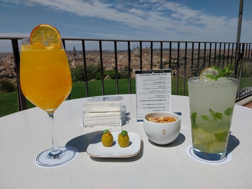 Paradores implanta un servicio de combinados y cócteles especiales en terrazas y espacios gastronómicos.