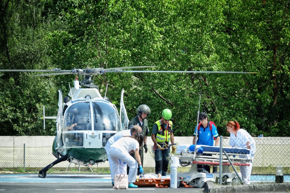 Llegada en helicóptero de alguno de los accidentados del autobús, que subía a los Lagos de Covadonga