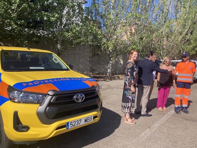 Quiñones entrega las llaves del vehículo a un representante de la Agrupación de Soria.