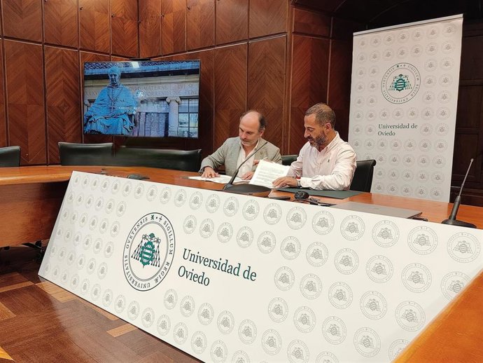 El rector de la Universidad de Oviedo, Ignacio Villaverde y el alcalde de Siero, Ángel García, han rubricado este lunes el acuerdo para crear el Centro de Estudios sobre el Impacto Social de la Inteligencia Artificial.