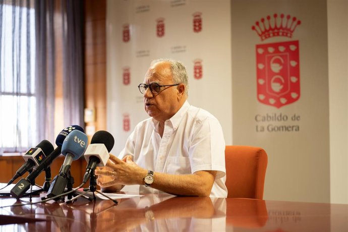El presidente del Cabildo de La Gomera, Casimiro Curbelo, ha anunciado que este martes se celebrará un pleno extraordinario para abordar las consecuencias que ha tenido el cero energético en la isla