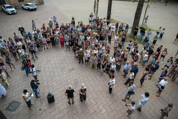 Minut de silenci davant la seu del districte de Nou Barris per l'assassinat d'una dona de 29 anys presumptament en mans de la seva parella. A Barcelona el 31 de juliol de 2023.