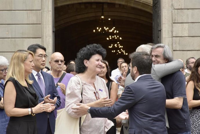 El presidente de la Generalitat, Pere Aragons (2d), saluda a su llegada a un minuto de silencio frente al Ayuntamiento por el feminicidio de la madrugada del 30 de julio en el barrio de Nou Barris, a 31 de julio de 2023, en Barcelona, Catalunya (España