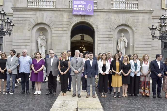 Foto de família durant un minut de silenci enfront de l'Ajuntament pel feminicidio de la matinada del 30 de juliol al barri de Nou Barris, a 31 de juliol de 2023, a Barcelona, Catalunya (Espanya). 