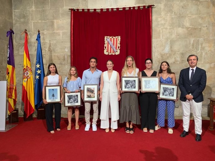 La presidenta del Govern, Marga Prohens, recibiendo a los estudiantes con mejores notas en la PBAU 2023 en Baleares