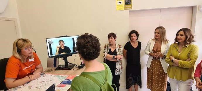 Un total de 60 oficinas Tourist Info impulsan un servicio piloto de videointerpretación para atender a turistas sordos