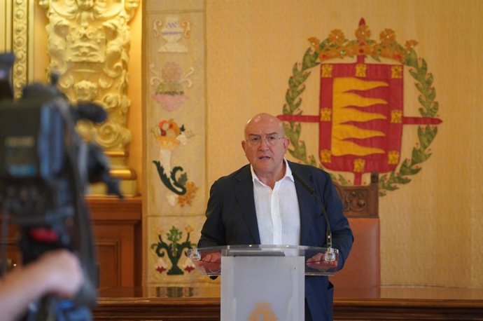 El alcalde de Valladolid, Jesús Julio Carnero, en rueda de prensa tras la Junta de Gobierno.
