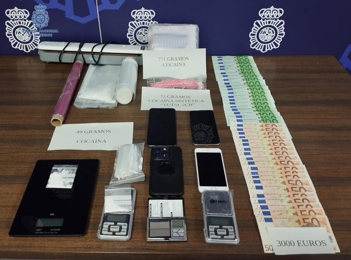 La policía Nacional ha deenido a dos hombres por un delito de tráfico de drogas en Cala Major.