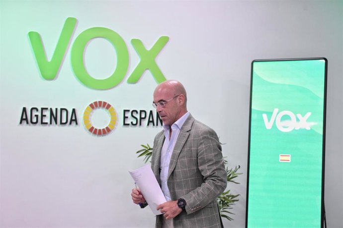 El secretario de Organización de Vox, Jorge Buxadé, a su llegada a una rueda de prensa, en la sede nacional de VOX, a 31 de julio de 2023, en Madrid (España). Durante la rueda de prensa, Buxadé ha analizado la actualidad política.