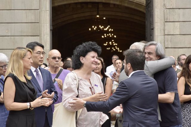 El president de la Generalitat, Pere Aragonès (2d), saluda a la seva arribada a un minut de silenci enfront de l'Ajuntament pel feminicidio de la matinada del 30 de juliol al barri de Nou Barris, a 31 de juliol de 2023, a Barcelona, Catalunya (Espanya).