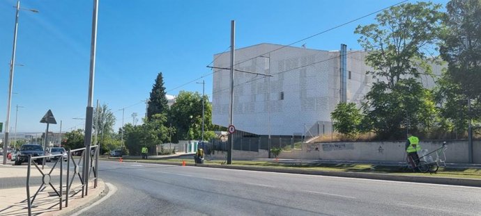 Labores de limpieza del trazado del tranvía