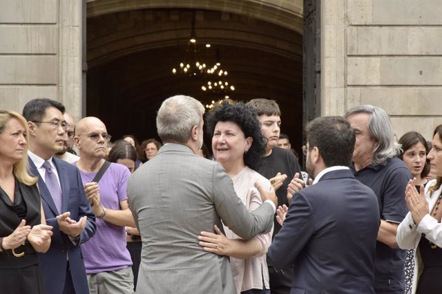 L'alcalde de Barcelona, Jaume Collboni (c), saluda a la seva arribada a un minut de silenci davant l'Ajuntament pel feminicidio de la matinada del 30 de juliol al barri de Nou Barris, a 31 de juliol de 2023, a Barcelona, Catalunya (Espanya)