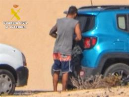 Un hombre robando en un coche aparcado en las cercanías de una playa de La Oliva del parque natural de las Dunas, en Corralejo (Fuerteventura)