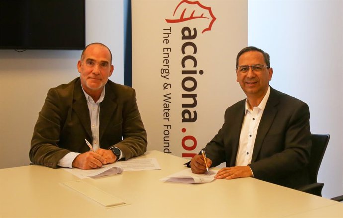 El gerente de acciona.Org en Chile, Rodrigo Soto, y el alcalde de Putaendo, Mauricio Quiroz, en la firma del convenio de colaboración.
