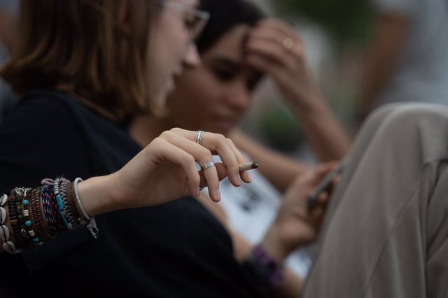 Archivo - Varios jóvenes fuman en las inmediaciones del colegio Pia Balmes, que la nueva normativa del Govern convertirán en espacio libre de humo, a 23 de septiembre de 2022, en Barcelona, Catalunya (España). La nueva normativa consiste en convertir terr