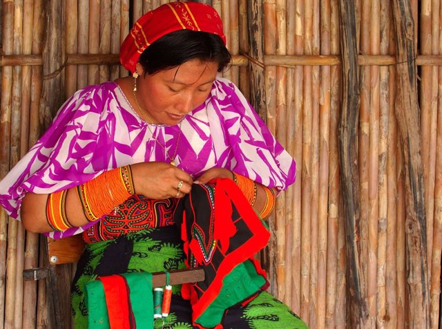 Mujer Kuna bordando una mola tradicional