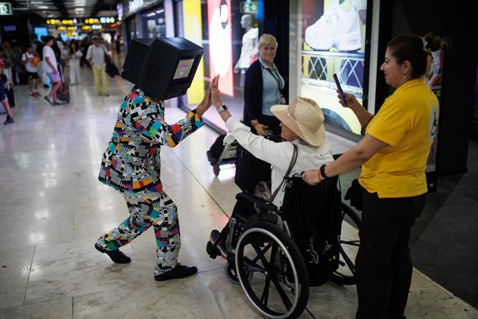 Archivo - Una persona en silla de ruedas en  el aeropuerto Adolfo Suárez. 
