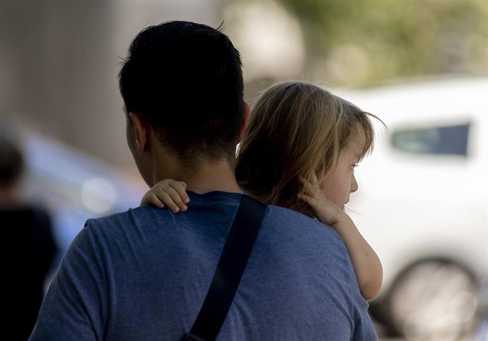 Una familia en el parque de El Retiro, a 4 de julio de 2023, en Madrid (España). 