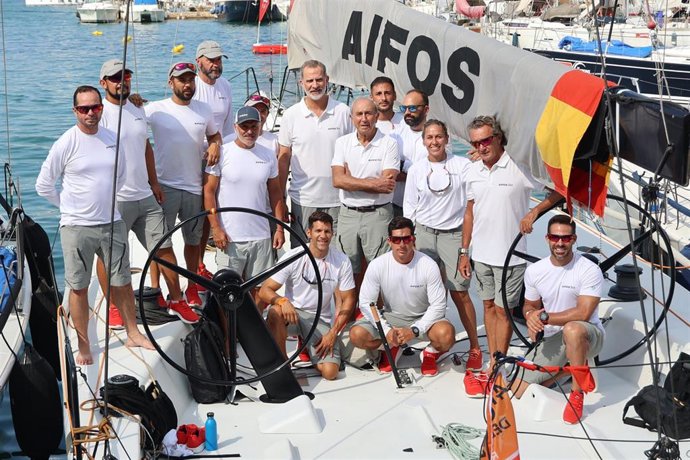 El Rey Felipe VI posa con la tripulación del 'Aifos' antes del comienzo de la Copa del Rey MAPFRE de vela