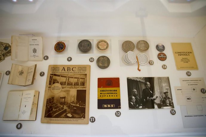 Imagen de uno de los expositores de la muestra sobre constitucionalismo y sufragismo femenino.