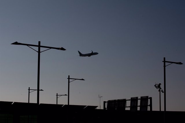Archivo - Arxiu - Un avió sobrevola l'Aeroport de Barcelona-El Prat.