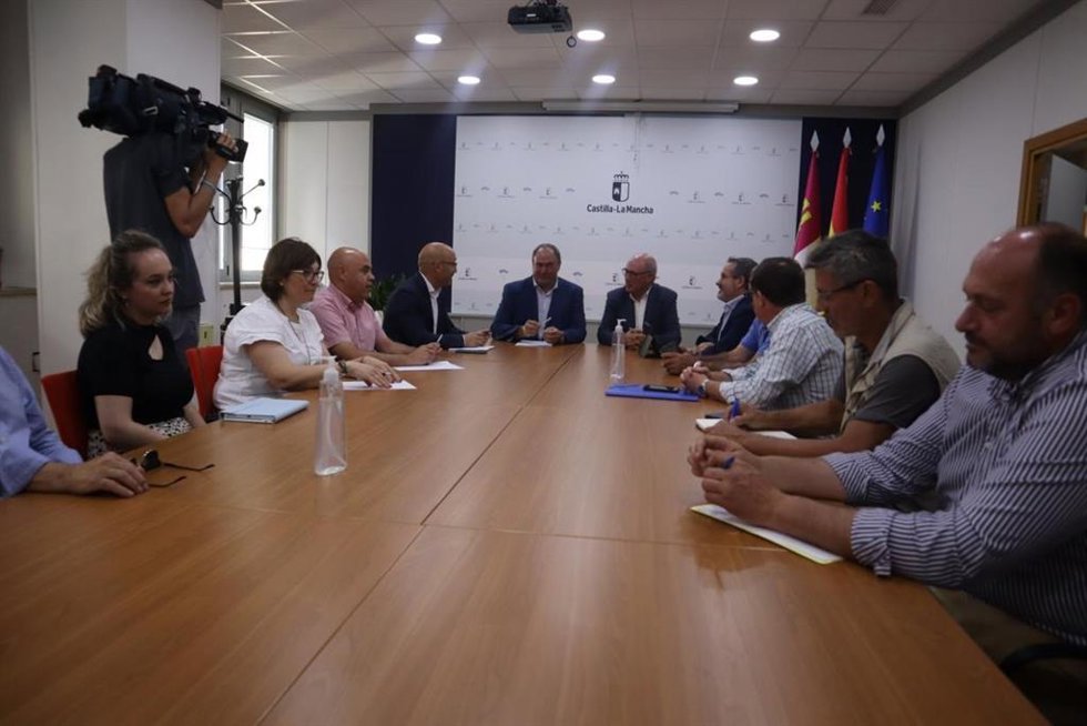 Reunión entre el consejero de Agricultura, Ganadería y Desarrollo Rural, Julián Martínez Lizán, con Ferecam