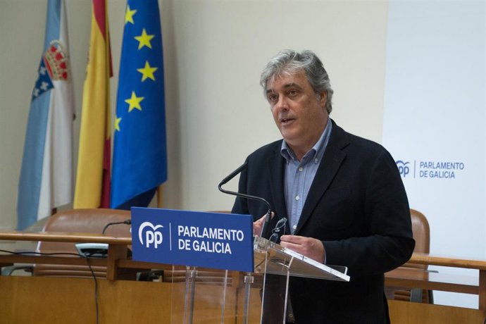 Archivo - El portavoz de los populares gallegos, Pedro Puy, en rueda de prensa.