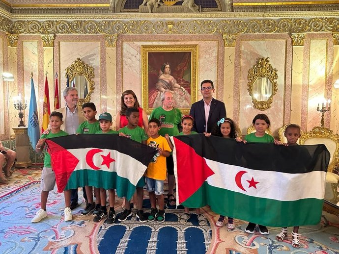 La concejal de Servicios Sociales, Azucena Suárez, con sus compañeros ediles, el presidente de la Asociación de Amigos del Pueblo Saharahui, Javier Moratalla y los niños acogidos.