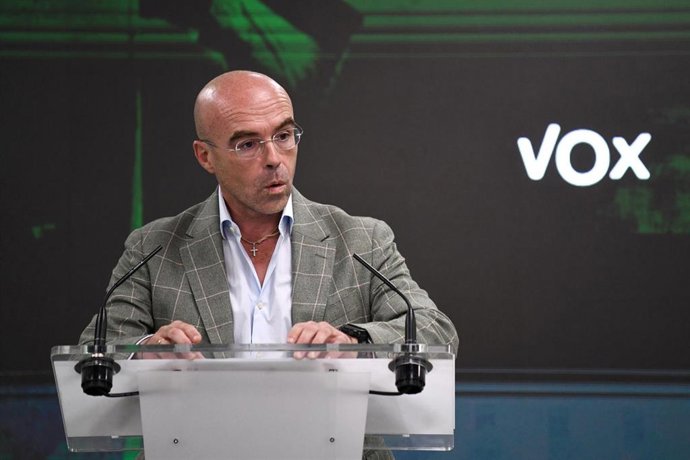 El secretario de Organización de Vox, Jorge Buxadé, interviene durante una rueda de prensa, en la sede nacional de VOX, a 31 de julio de 2023, en Madrid (España)