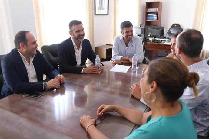 El consejero de Sostenibilidad, Medio Ambiente y Economía Azul, Ramón Fernández-Pacheco (2i), se reune con el consistorio durante la  visita institucional realizada al  Ayuntamiento de  Mojácar (Almería) . 