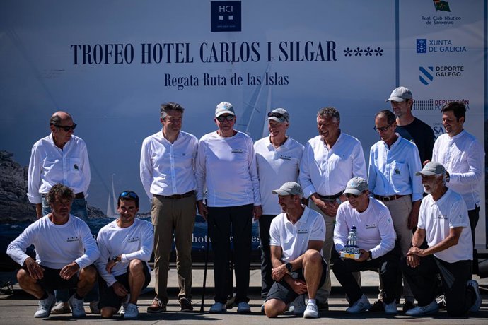 El Rei emrit, Juan Carlos I (c),posa al costat de la seva tripulació al costat del tripulació per recollir el premi de les regates de Sanxenxo per aconseguir la primera posició amb el 'Brivall', a 30 de juliol de 2023, en Sanxenxo, Pontevedra, Galícia 