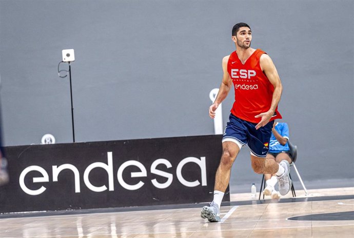 Santi Aldama, durante un entrenamiento con la selección española.