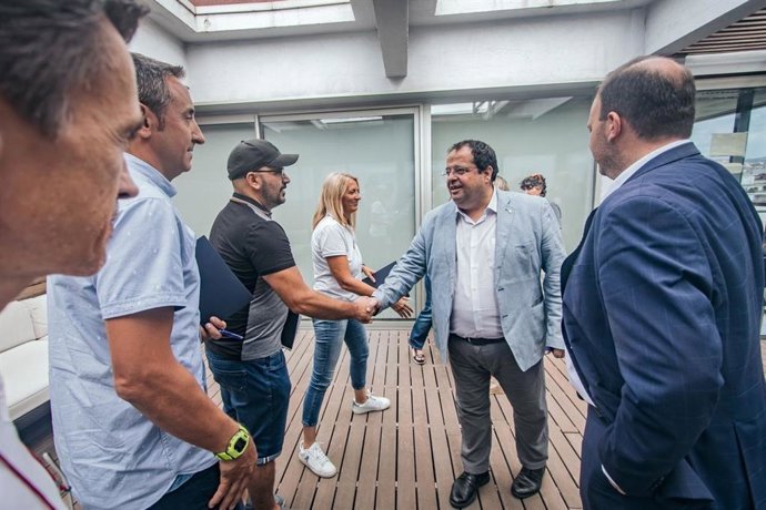 El conseller de Interior, Joan Ignasi Elena, firma un acuerdo con los sindicatos de Mossos Uspac, SPC, CatME, Segcat, Sicme, Afitcme y SEI que incorpora medidas para mejorar la conciliación y nuevos complementos económicos.