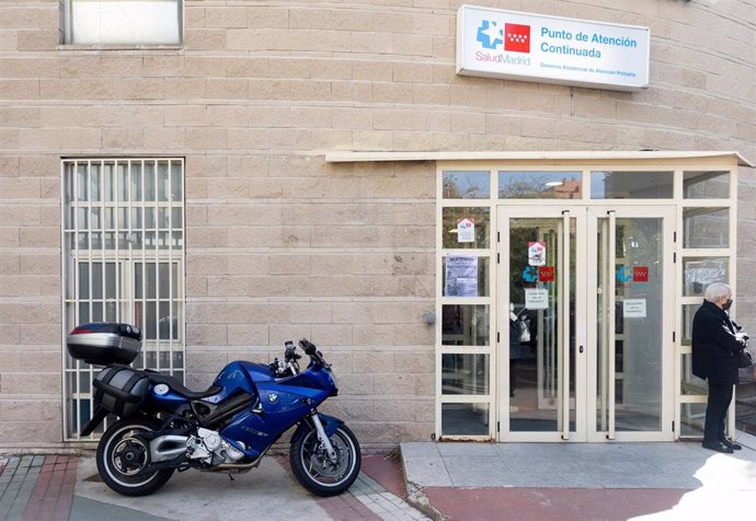 Archivo - Una persona espera a las puertas del Centro de Salud Federica Montseny