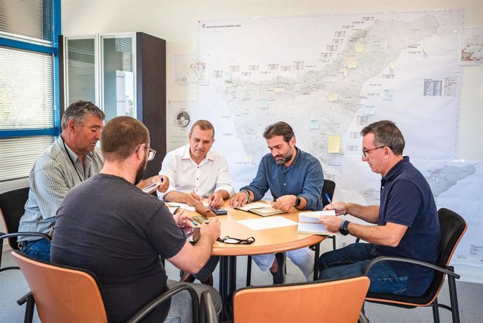 Los consejeros Manuel Fernández y Valentín González durante una reunión con responsables de la Coordinadora de Organizaciones de Agricultores y Ganaderos de Canarias (COAG-Canarias)