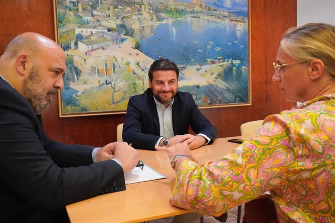 El alcalde de Palma, Jaime Martínez, junto a la presidenta de la FEHM, María Frontera, y el teniente de alcalde Javier Bonet