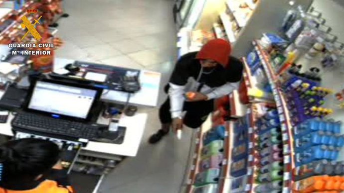 El varón le enseñó a la empleada del local una navaja, pidiéndole que le entregase el dinero de la caja.