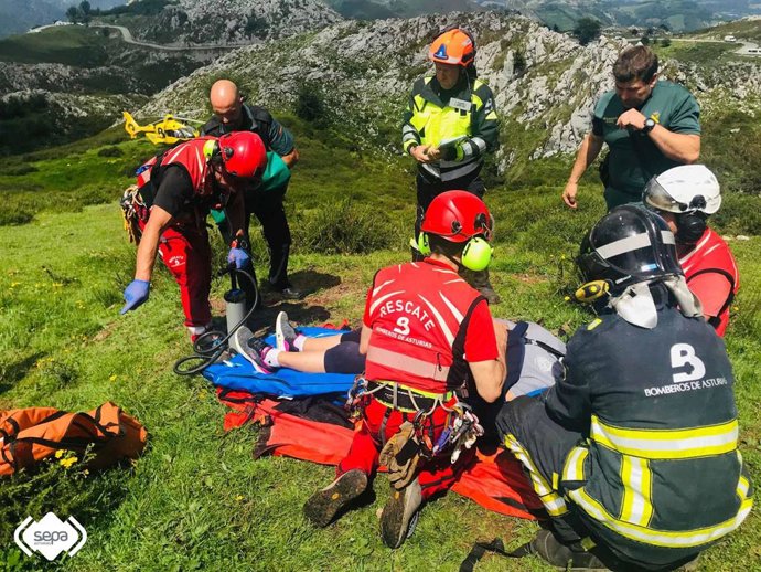 Heridos en el accidente son atendidos en el lugar del suceso. 
