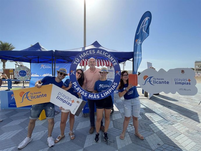 Ayuntamiento y UTE Alicante reactivan la campaña de limpieza en las playas No dejemos nuestra huella